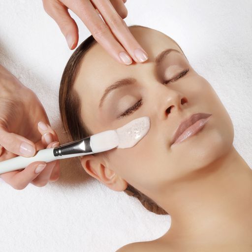 Soin du visage en institut de beauté Soin complet personnalisable pour le visage ; teint lumineux ; remaodant ; anti-rides ; anti-âge ; purifiant ; nettoyant ; relaxant ; lutte contre l'acné ; en institut de beauté haut doubs ; métabief ; hôpitaux neufs ; jougne ; labergement sainte marie ; pontarlier ;